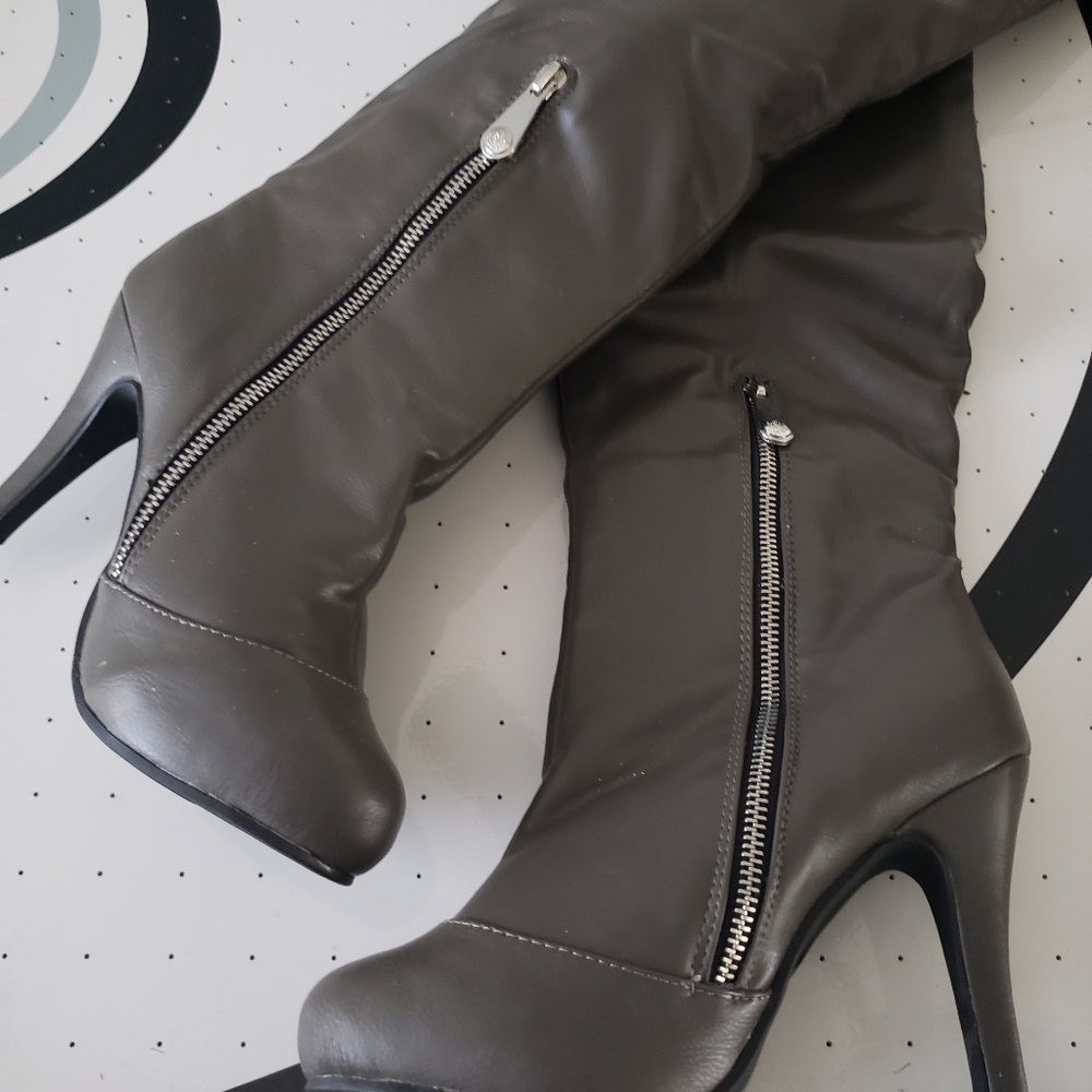 Boots - Picture 2 of 9